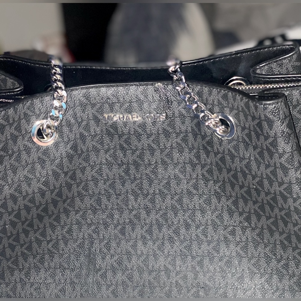BRAND NEW MK purse!  no smoking. Never once been used & insides perfect!!!